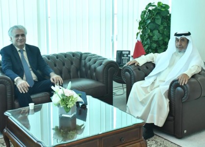 وزير شؤون مجلسي الشورى والنواب يستقبل الدكتور جاسم حاجي