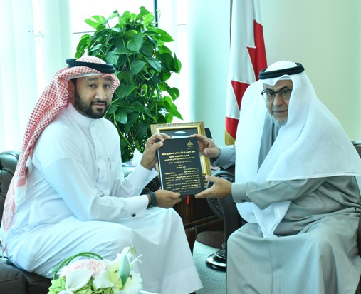 وزير شؤون مجلسي الشورى والنواب يتسلم نسخة من رسالة الدكتوراه للباحث الدكتور أحمد مبارك سالم الموظف بالوزارة