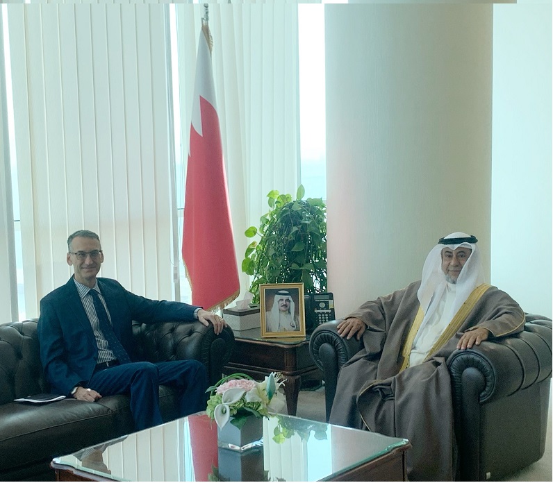 مشيداً بعمق العلاقات بين البلدين.. وزير شؤون المجلسين يستقبل سفير الولايات المتحدة الأمريكية لدى مملكة البحرين